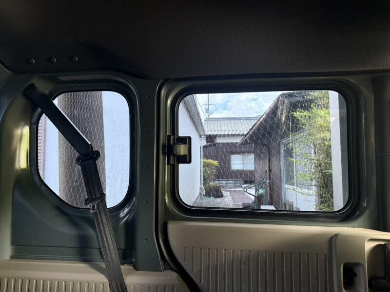 N-VAN e:のFM-003施工後に車内から見た左側の窓
