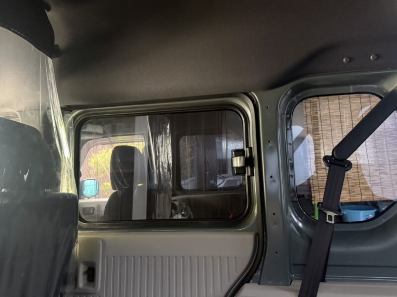 N-VAN e:のFM-003施工後に車内から見た右側の窓